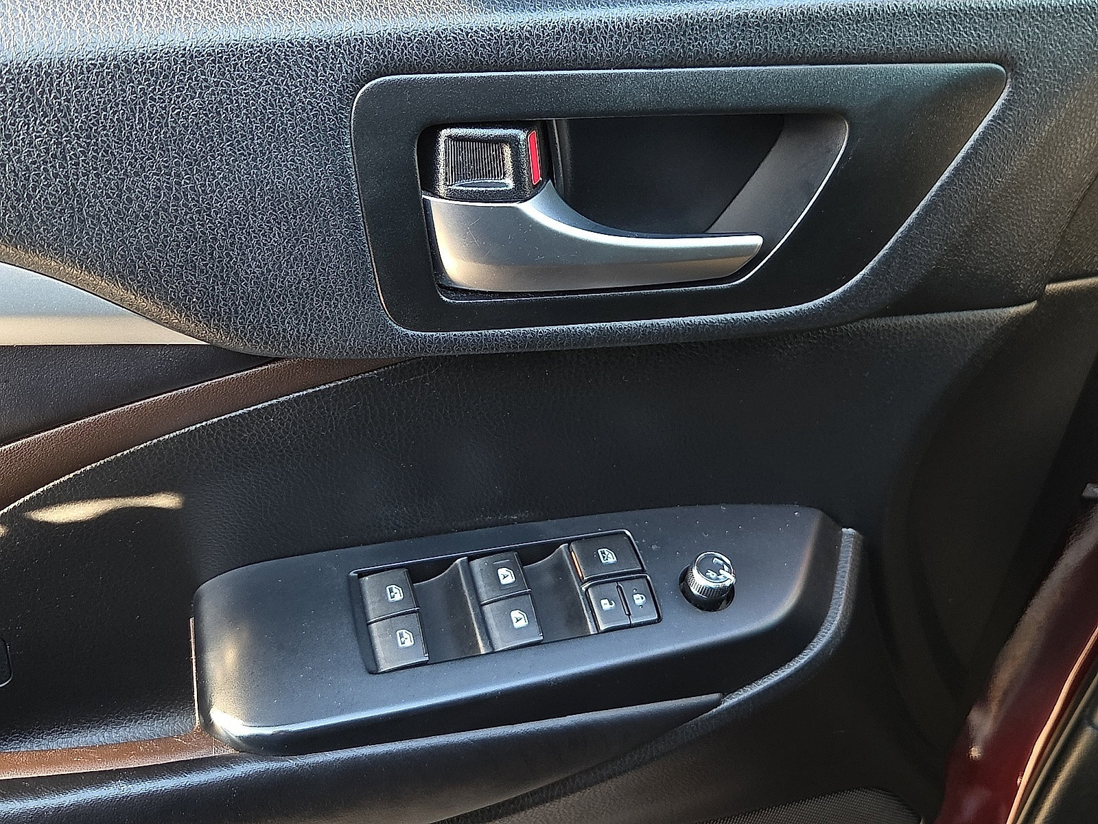 Used 2019 Toyota Highlander XLE FWD image 14