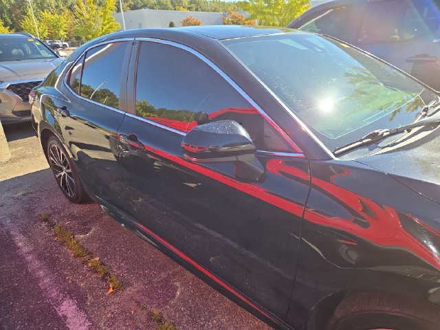 Used 2020 Toyota Camry SE FWD image 2