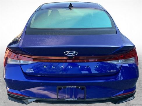 Used 2023 Hyundai Elantra Limited w/ Preferred Accessory Package FWD image 4