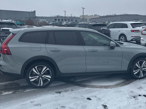 Used 2025 Volvo V60 B5 Cross Country Plus image 10