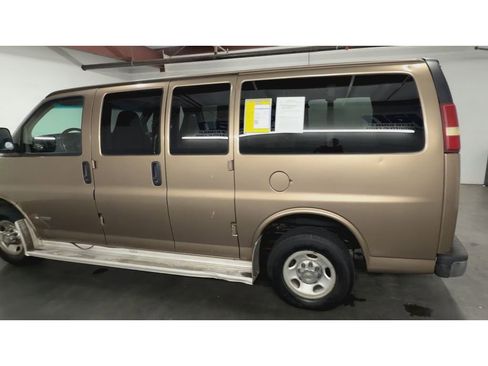 Used 2004 Chevrolet Express 2500 Passenger w/ LS Preferred Equipment Group RWD image 6