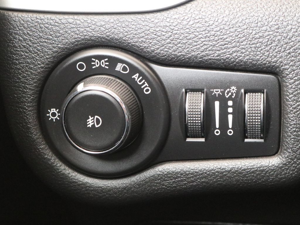 Used 2018 Jeep Cherokee Trailhawk AWD/4WD image 22