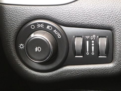 Used 2018 Jeep Cherokee Trailhawk AWD/4WD image 22