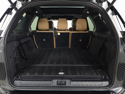 Used 2025 Land Rover Discovery Dynamic SE image 6