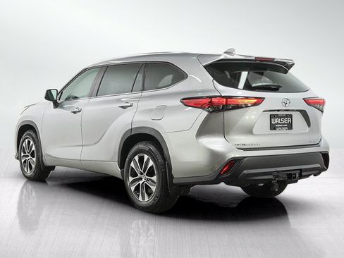 Used 2021 Toyota Highlander XLE AWD/4WD image 3