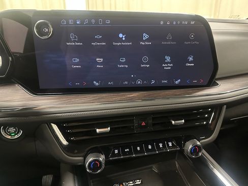 Used 2025 Chevrolet Suburban Z71 image 33