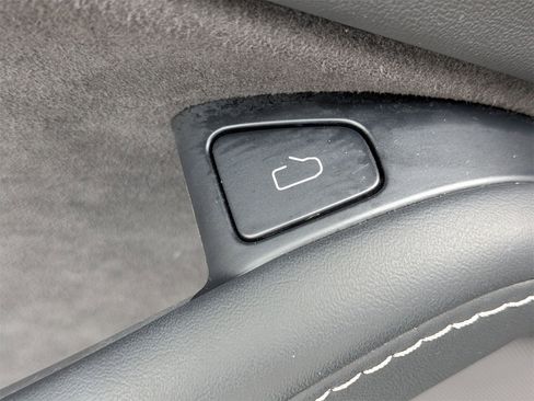 Used 2022 Tesla Model Y Long Range image 27