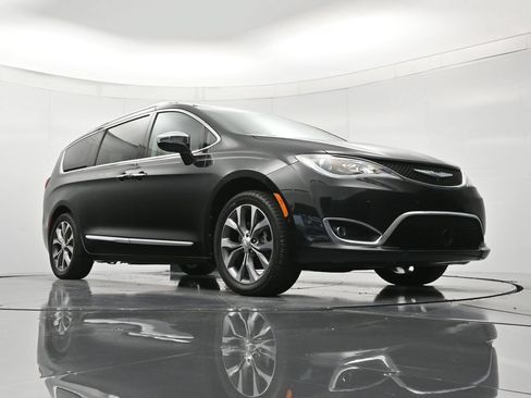 Used 2017 Chrysler Pacifica Limited w/ UConnect Theater Package FWD image 39