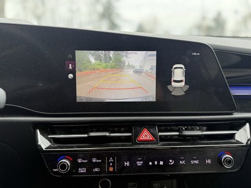 Used 2023 Kia Niro EX Touring image 32