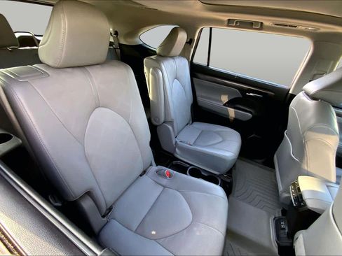 Used 2022 Toyota Highlander Platinum FWD image 20