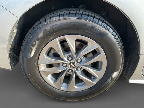 Used 2024 Toyota Sienna XLE image 10