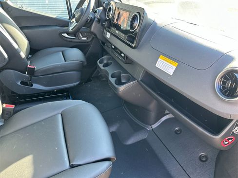 Used 2024 Mercedes-Benz Sprinter 2500 image 17