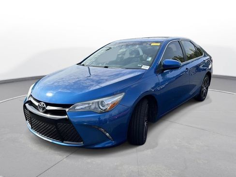 Used 2016 Toyota Camry SE image 2