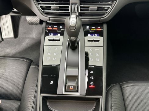 Certified 2025 Porsche Macan image 24