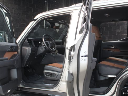 Used 2025 Lexus GX 550 w/ Accessory Package (2T) AWD/4WD image 29