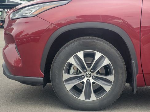 Used 2020 Toyota Highlander XLE AWD/4WD image 9