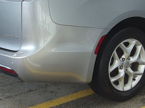 Used 2020 Chrysler Pacifica Limited image 9