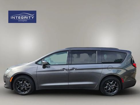 Used 2020 Chrysler Pacifica Limited w/ S Appearance Package FWD image 6