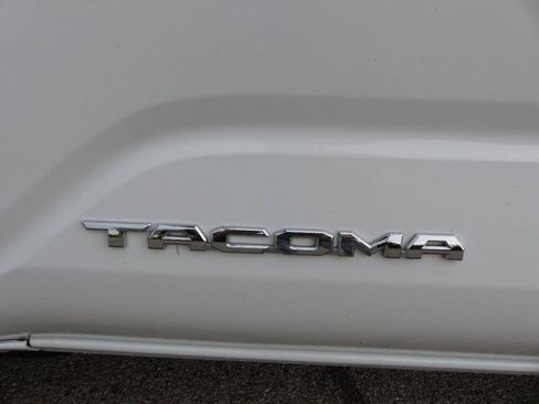 Used 2025 Toyota Tacoma SR5 AWD/4WD image 18