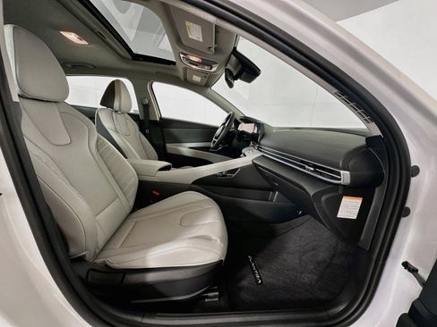 Used 2026 Hyundai Elantra Limited FWD image 31