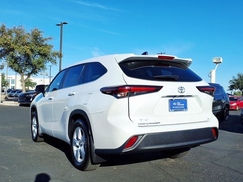 Used 2024 Toyota Highlander LE image 4