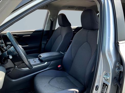 Used 2023 Toyota Highlander LE FWD image 21