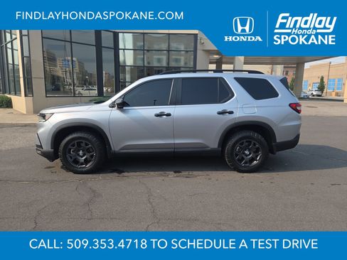 Used 2025 Honda Pilot TrailSport image 2