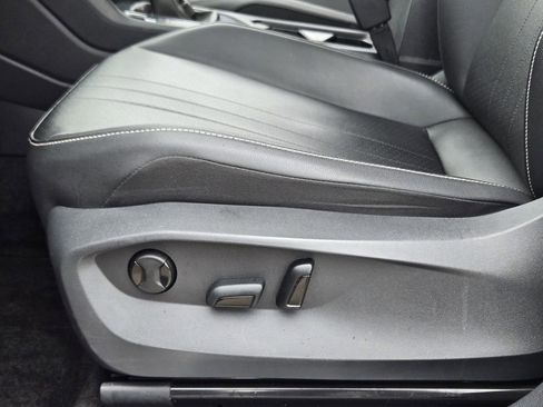Used 2023 Volkswagen Tiguan SE R-Line FWD image 31