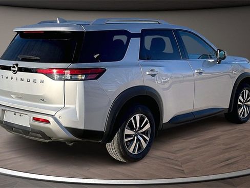 Certified 2025 Nissan Pathfinder SL image 2
