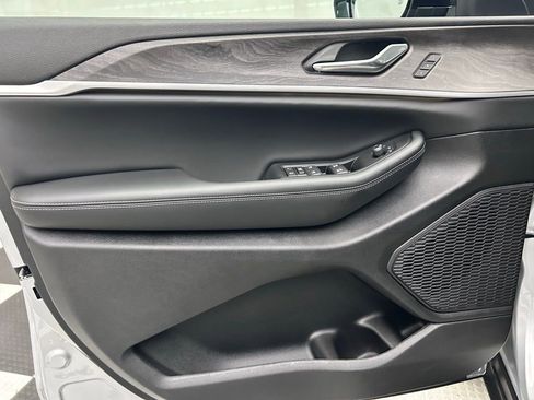 New 2025 Jeep Grand Cherokee L Limited image 10