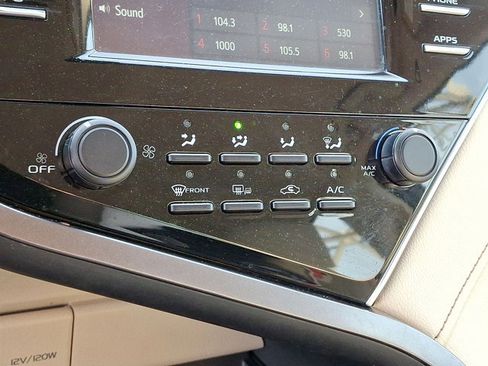 Used 2018 Toyota Camry LE image 21