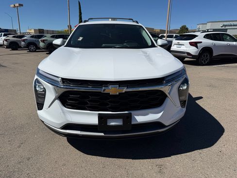 Used 2024 Chevrolet Trax LT w/ Driver Confidence Package FWD image 2