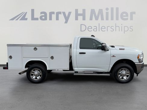 Used 2024 RAM 3500 Tradesman w/ Chrome Appearance Group image 6