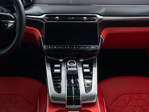 Used 2025 Aston Martin Vanquish RWD image 22