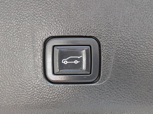 Used 2023 Chevrolet Traverse Premier FWD image 10