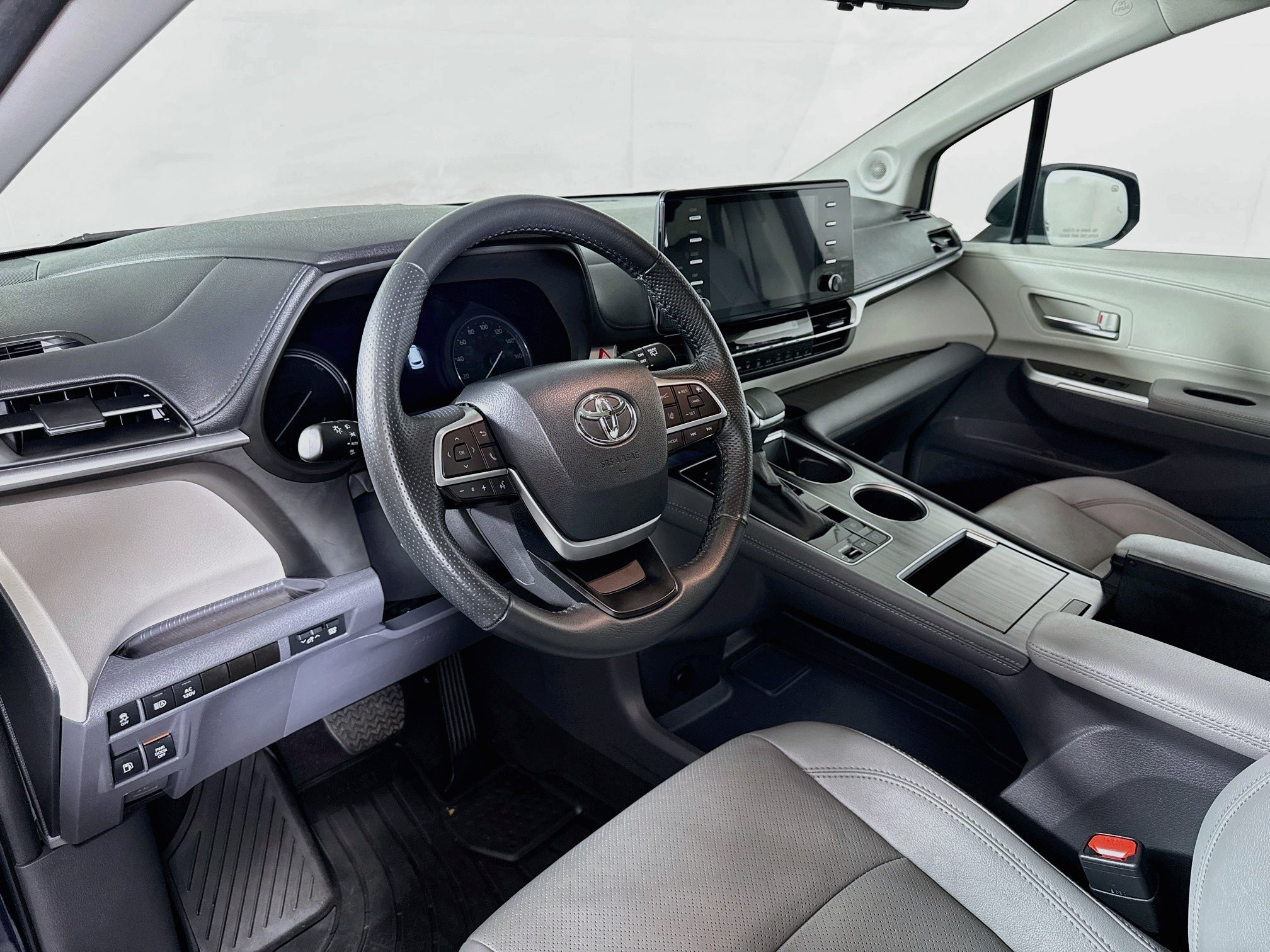 Certified 2024 Toyota Sienna Limited AWD/4WD image 10