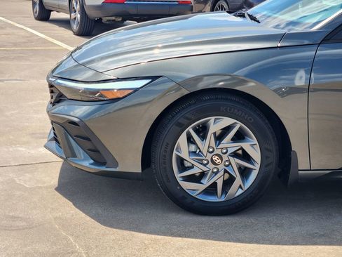 Used 2024 Hyundai Elantra SEL FWD image 9