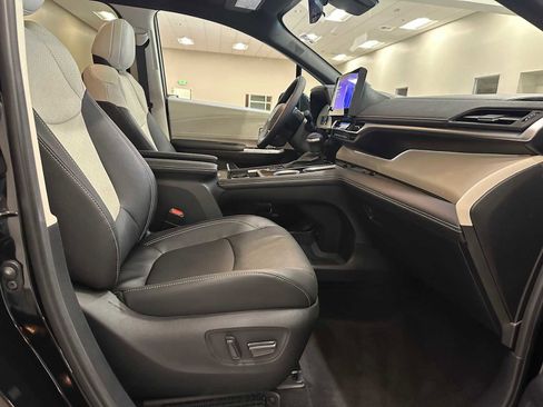 Certified 2025 Toyota Sienna Platinum image 28