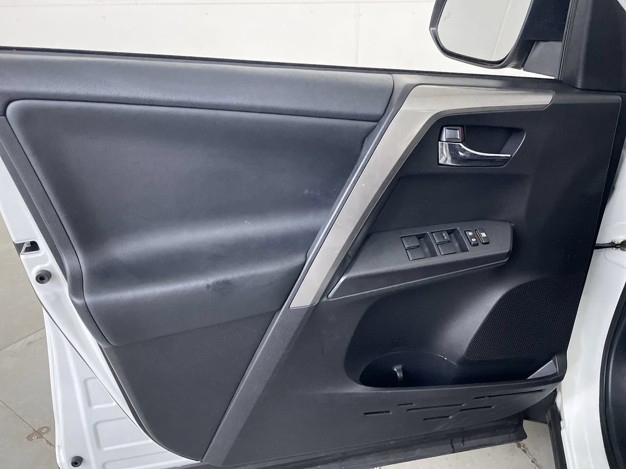 Used 2018 Toyota RAV4 XLE w/ Plus Extra Value Package AWD/4WD image 11