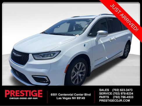 Used 2022 Chrysler Pacifica Pinnacle FWD image 1