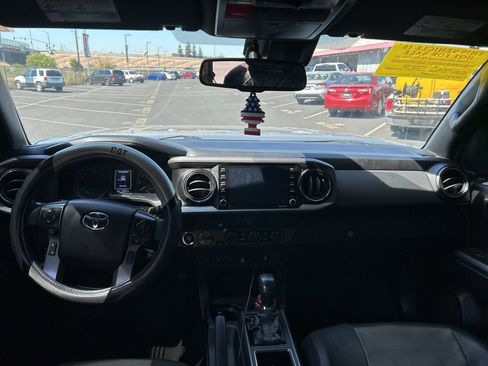 Used 2022 Toyota Tacoma TRD Off-Road w/ Technology Package image 5