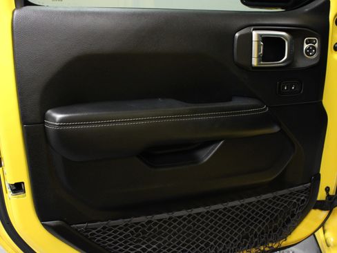 Used 2018 Jeep Wrangler Unlimited Sahara image 11