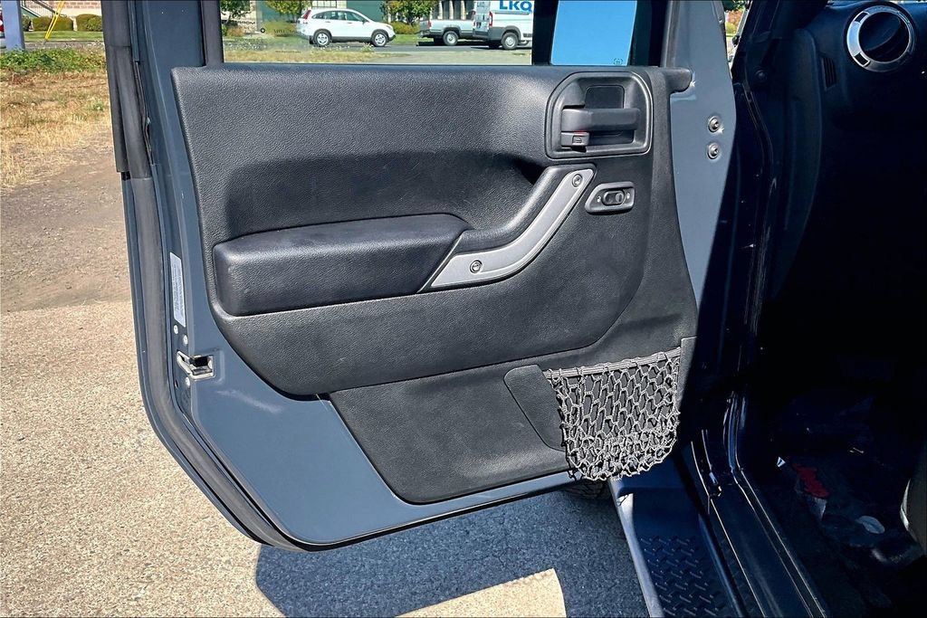 Used 2017 Jeep Wrangler Unlimited Sahara w/ Connectivity Group AWD/4WD image 22