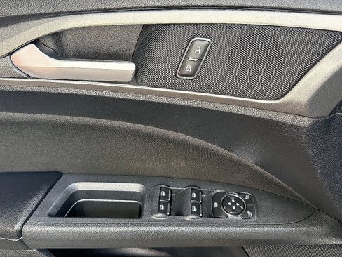 Used 2019 Ford Fusion SE FWD image 25