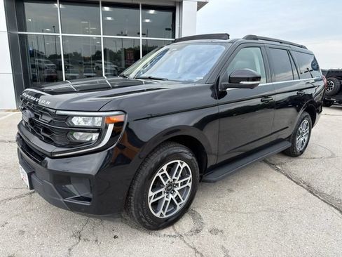 Used 2025 Ford Expedition Active AWD/4WD image 3