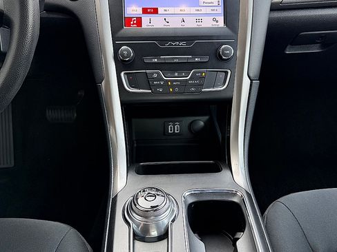 Used 2019 Ford Fusion SE FWD image 12