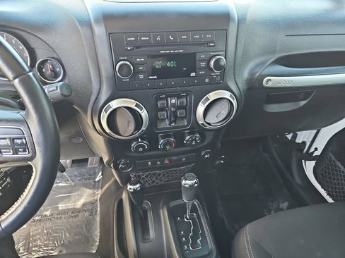 Used 2017 Jeep Wrangler Unlimited Sahara w/ Connectivity Group AWD/4WD image 22