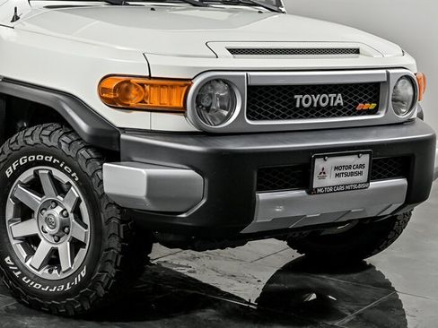 Used 2014 Toyota FJ Cruiser 4WD w/ Upgrade Package image 2