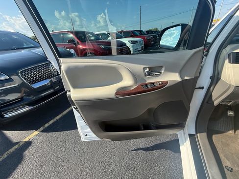 Used 2014 Toyota Sienna XLE FWD image 11
