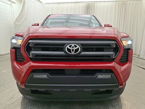 Certified 2025 Toyota Tacoma SR5 AWD/4WD image 33